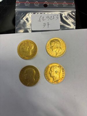 un gros plan sur une feuille de papier sur laquelle sont posées des pièces d'or