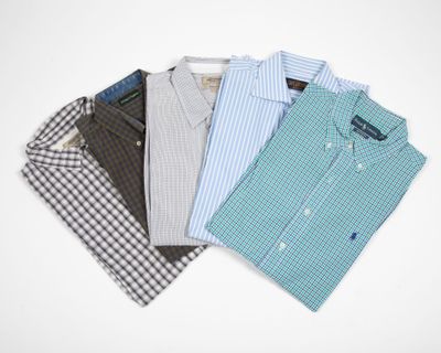 trois chemises pour homme sont alignées sur une surface blanche