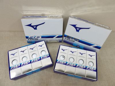 trois boîtes de préservatifs Mizuno posées sur une table