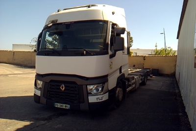 un camion blanc garé dans un parking