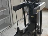 une machine posée sur le sol du garage