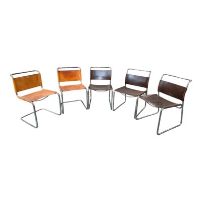 un lot de quatre chaises de couleurs et de tailles différentes