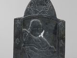 une plaque en pierre noire représentant un homme tenant une colombe sur ses genoux
