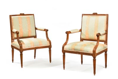 paire de fauteuils en noyer de style Louis XVI avec accoudoirs rembourrés