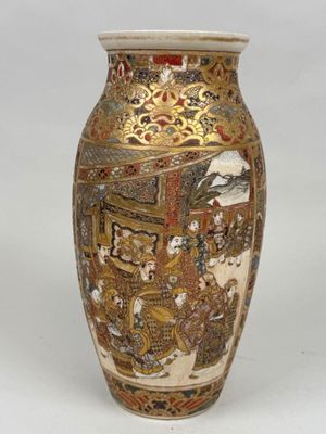 un vase avec un tableau posé sur une table