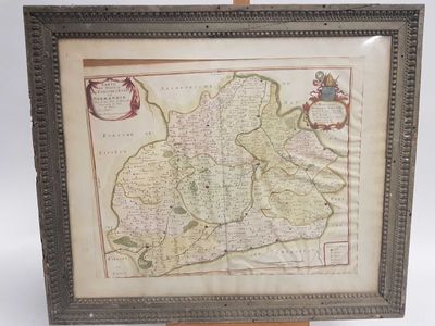 Une vieille carte de la ville de Londres est exposée dans un cadre en bois.