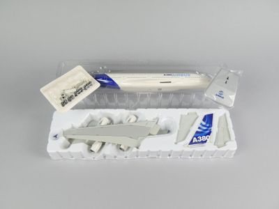 une boîte en plastique contenant un modèle réduit d'avion