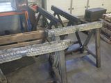 de nombreux morceaux de métal posés sur une table dans un garage