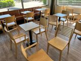 des tables et des chaises dans un restaurant donnant sur l'extérieur