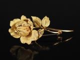 un gros plan d'une fleur dorée sur une surface noire