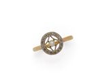 une bague en or ornée d'une étoile et d'une perle au centre