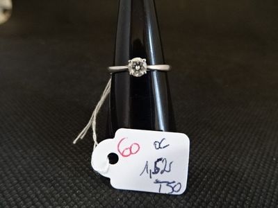 une bague à laquelle est attachée une étiquette de prix