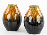 deux vases posés côte à côte sur une surface blanche