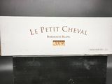 une boîte de vin posée sur une table