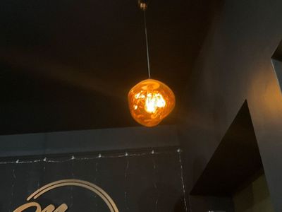 une lampe suspendue au plafond d'un restaurant