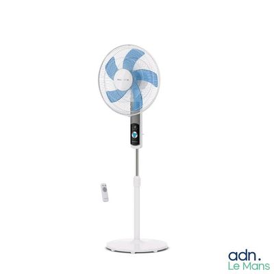 un gros plan d'un ventilateur sur pied équipé d'une télécommande