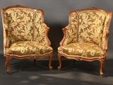 paire de fauteuils de style Louis XV avec revêtement floral