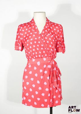 robe à pois roses et blancs sur un mannequin