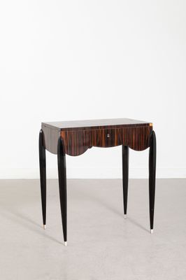 une image représentant une petite table avec un plateau en bois et des pieds noirs