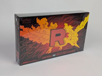On voit ici la boîte du jeu de cartes à collectionner Pokémon R.