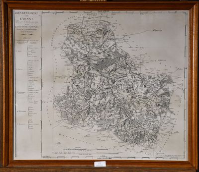 une vieille carte de l'Irlande dans un cadre en bois accrochée au mur