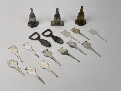 un grand nombre d'outils posés sur une table