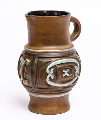 un vase brun avec une anse sur fond blanc