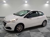 la photo d'une voiture blanche garée dans un garage