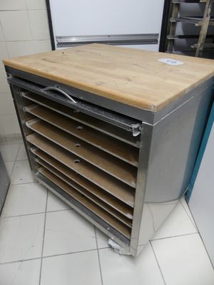 une photo d'une cuisine avec un plan de travail en bois