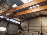 une grue installée à l'intérieur d'un bâtiment