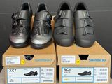 Plusieurs paires de chaussures sont posées sur des cartons, sur une table.