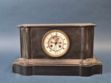 une petite horloge posée sur une table