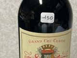 une bouteille de vin posée sur une table