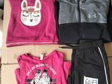 trois vêtements posés sur une boîte en carton