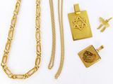 un collier en or, un pendentif et un pendentif orné d'une étoile de David