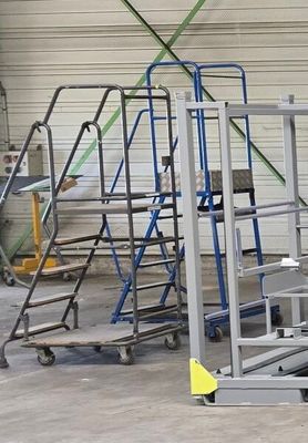 many carts that are sitting in a garage
