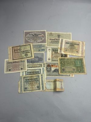 Des billets anciens sont posés sur une table avec un fond gris.