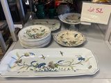 plusieurs assiettes et bols exposés dans une vitrine