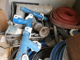 un tas de tuyaux de plomberie et de flexibles dans une boîte