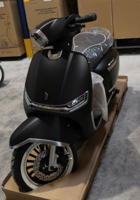 un scooter posé sur une boîte
