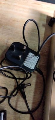un chargeur branché sur une boîte en bois