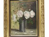 tableau représentant des roses blanches dans un vase argenté posé sur une table