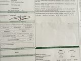 une feuille de papier sur laquelle figure l'image d'une personne tenant un téléphone portable