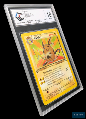 La carte Pokémon se trouve dans un étui en plastique transparent sur fond noir.