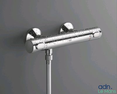un gros plan d'une pomme de douche avec un tuyau