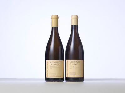 deux bouteilles de vin posées sur une table l'une à côté de l'autre