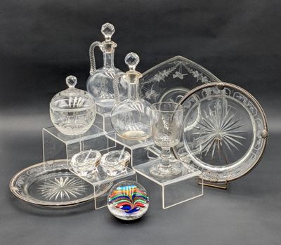 un grand nombre d'objets en verre posés sur une table