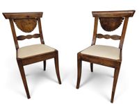 Paire de chaises de style régional à dossier orné d'un écuss…