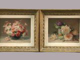deux tableaux encadrés représentant des fleurs dans un vase posé sur une table