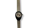 une montre posée sur une surface blanche